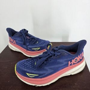Hoka Women's clifton 9 Size 6B Blue Pink